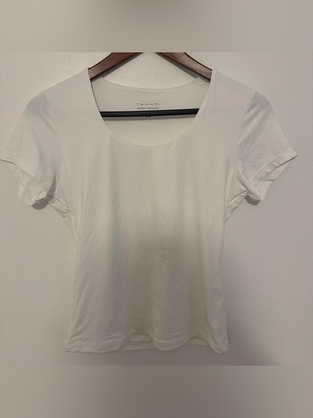Tahari White Short Sleeve Scoop Neck Tee